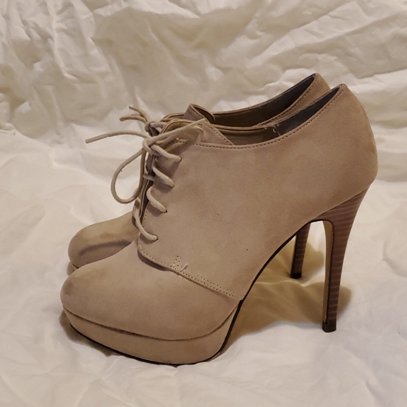 Size 7 lace up booties - Picture 2 of 2